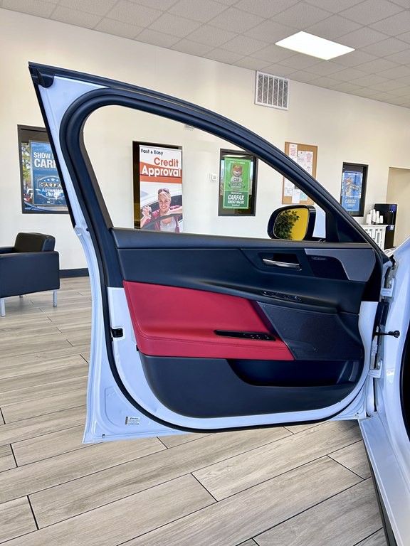 2019 Jaguar XE Image 14