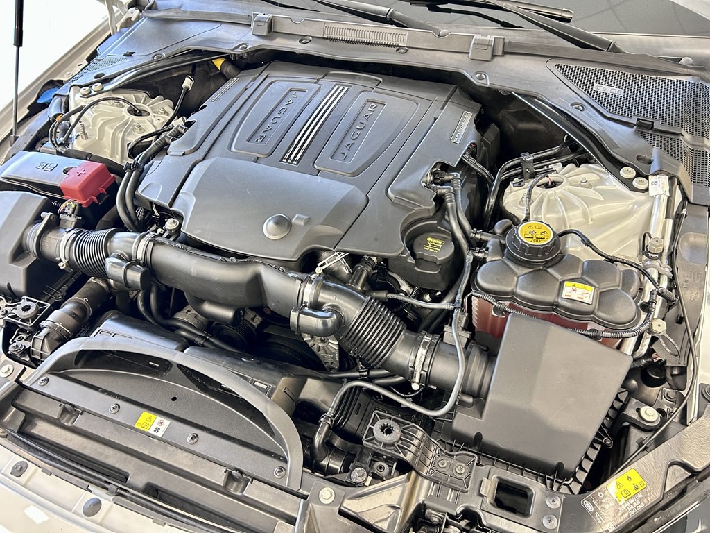 2019 Jaguar XE Image 17