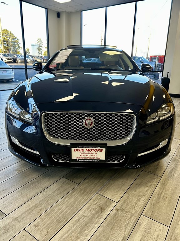 2016 Jaguar XJ Image 2