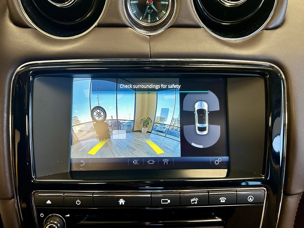 2016 Jaguar XJ Image 11