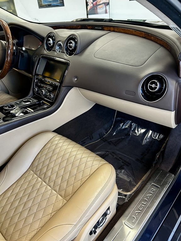 2016 Jaguar XJ Image 12