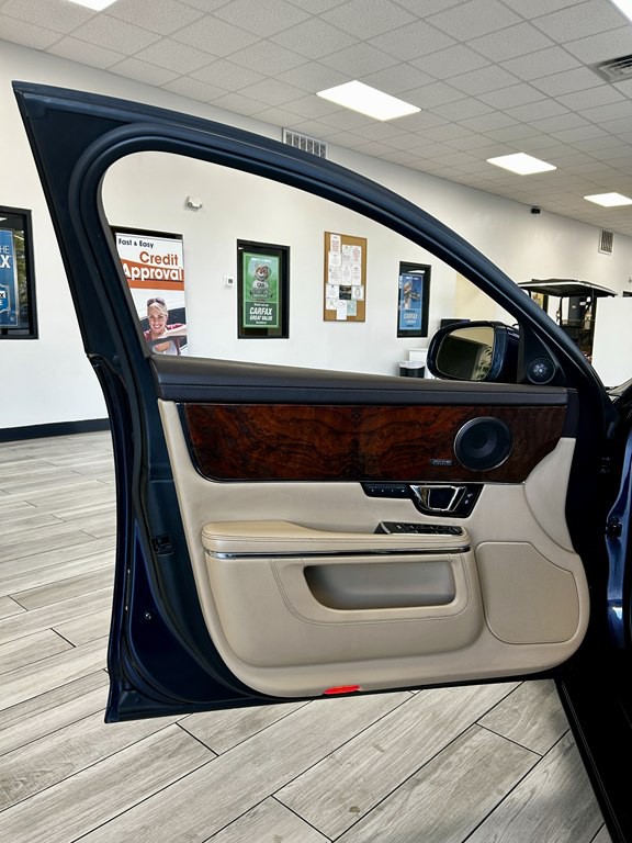 2016 Jaguar XJ Image 15