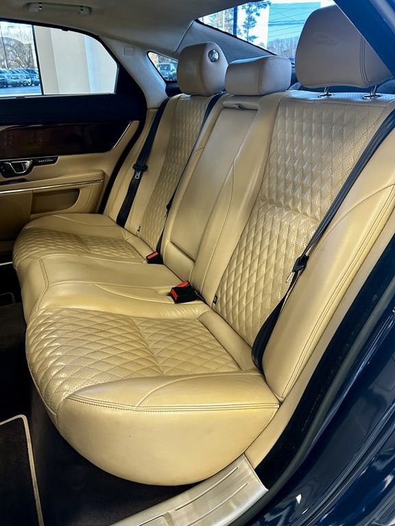 2016 Jaguar XJ Image 17