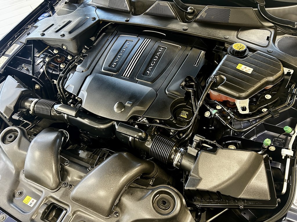 2016 Jaguar XJ Image 18