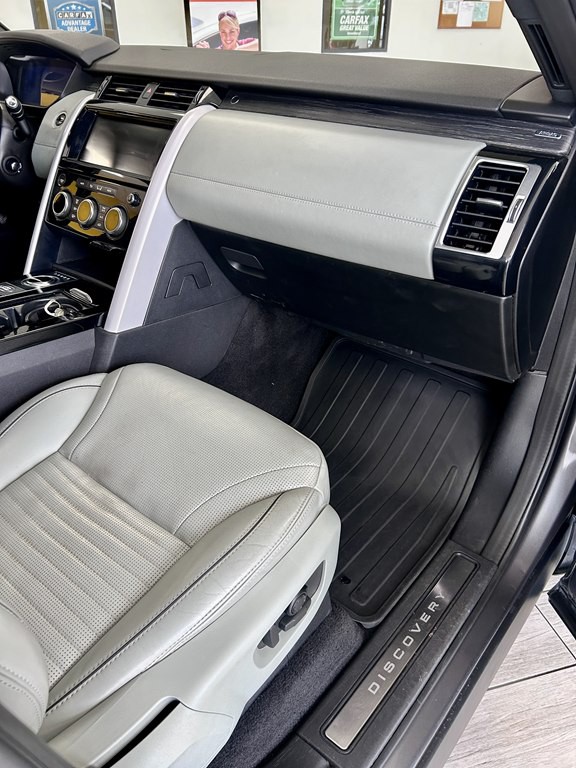 2018 Land Rover Discovery Image 12