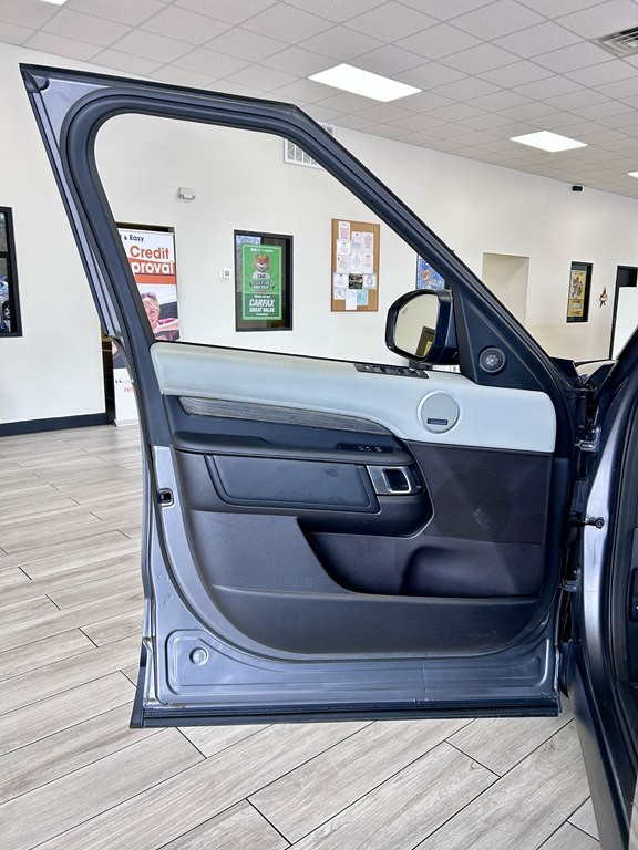 2018 Land Rover Discovery Image 15