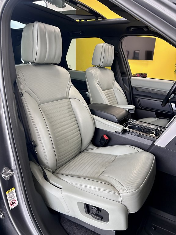 2018 Land Rover Discovery Image 16