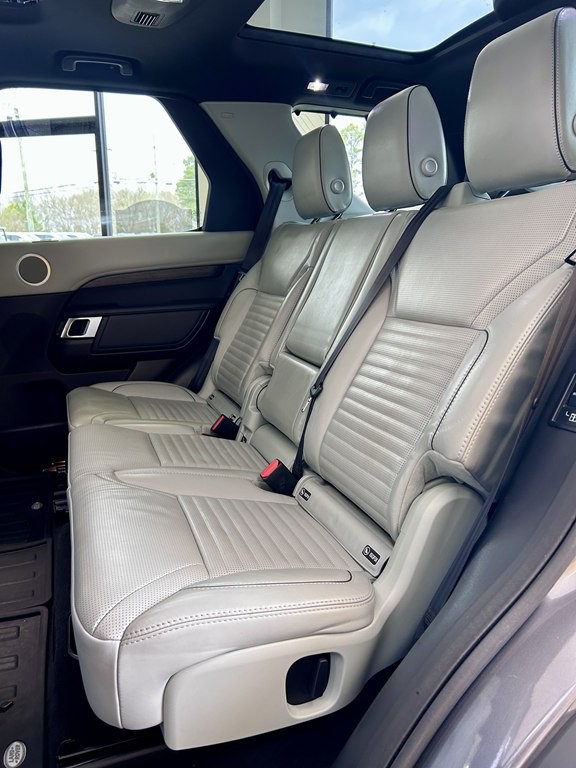 2018 Land Rover Discovery Image 17