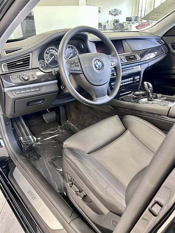 2011 BMW 7 Series Image 13