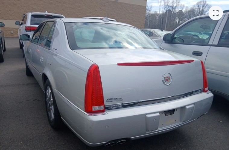 2010 Cadillac DTS Image 4