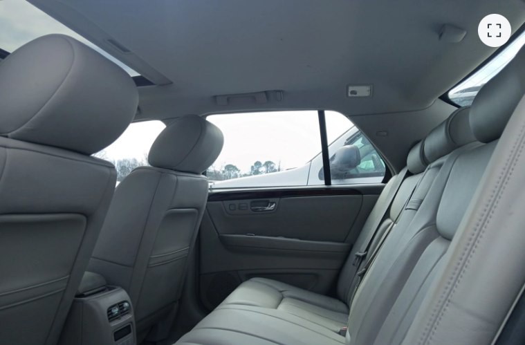 2010 Cadillac DTS Image 8