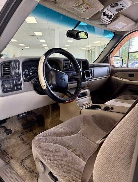 2002 GMC Yukon Image 12