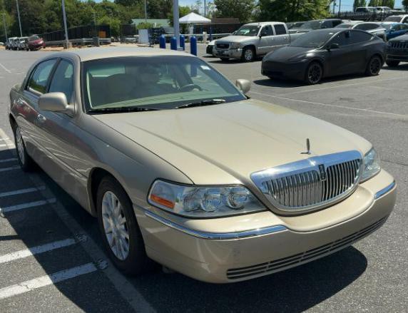 2006 Lincoln Town Car Image 1