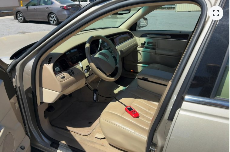 2006 Lincoln Town Car Image 8