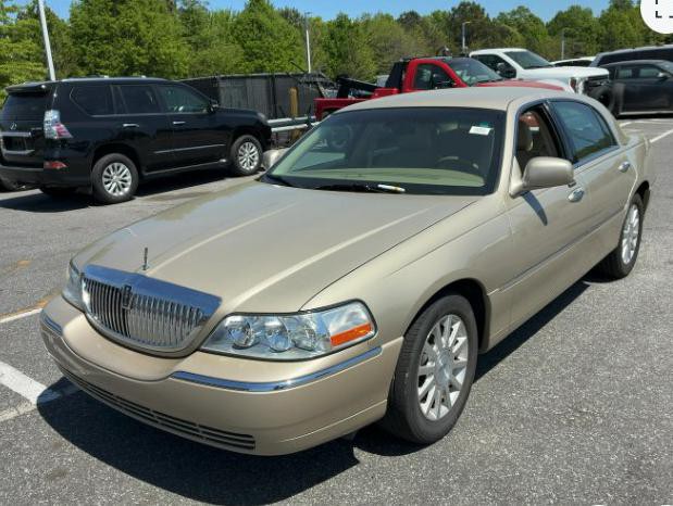 2006 Lincoln Town Car Image 2