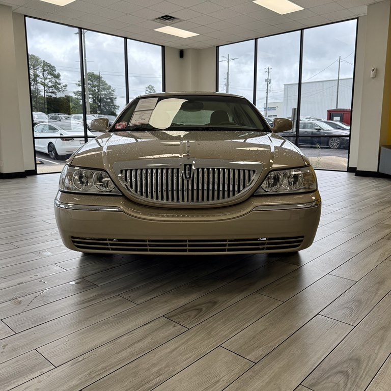 2006 Lincoln Town Car Image 2