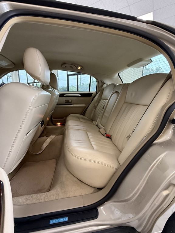 2006 Lincoln Town Car Image 16
