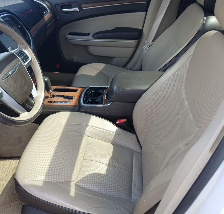 2012 Chrysler 300 Image 3