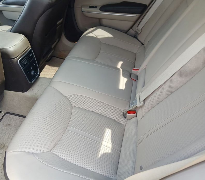 2012 Chrysler 300 Image 4