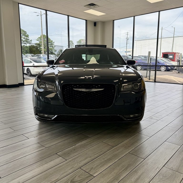 2018 Chrysler 300 Image 2