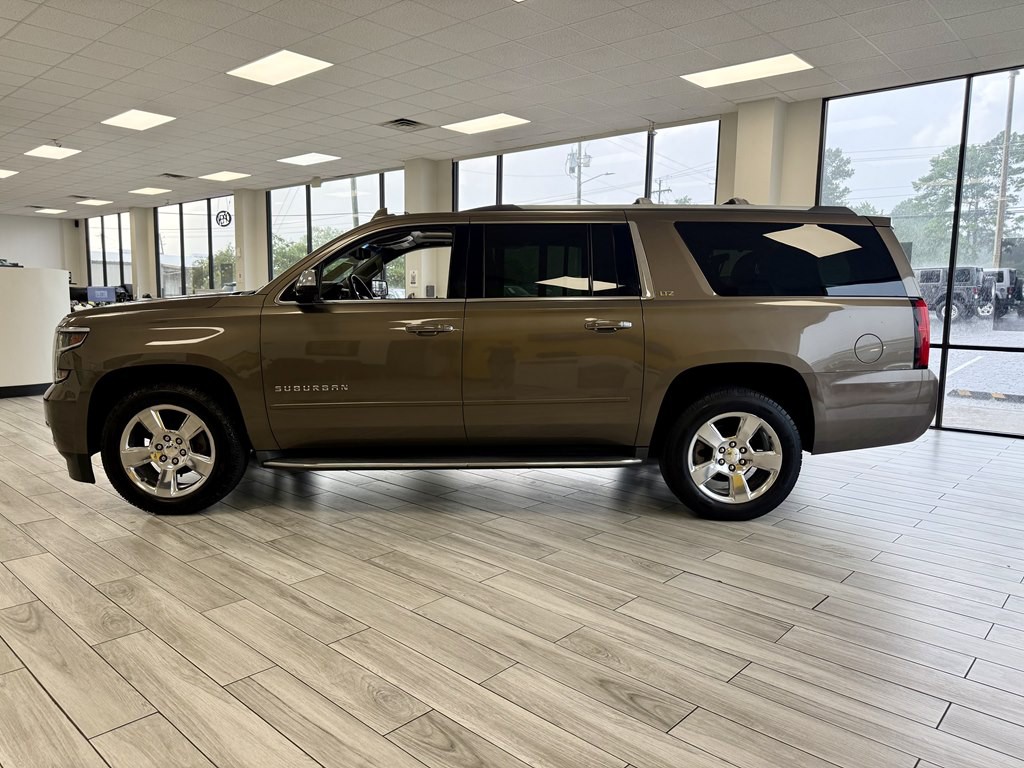 2016 Chevrolet Suburban Image 4