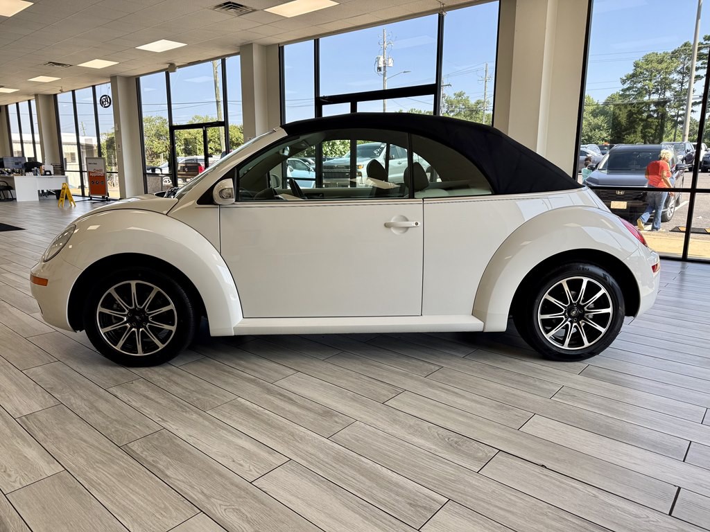 2009 Volkswagen Beetle Image 4
