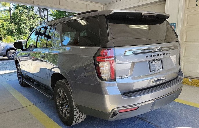 2022 Chevrolet Suburban Image 2