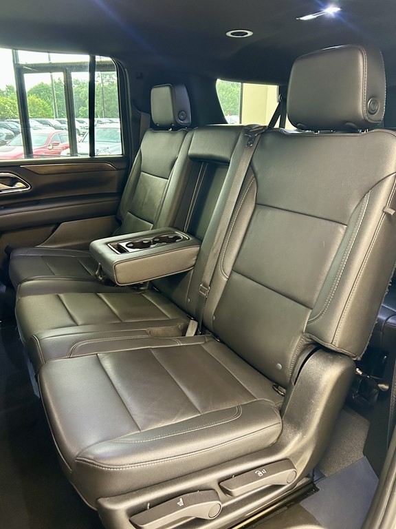 2022 Chevrolet Suburban Image 12