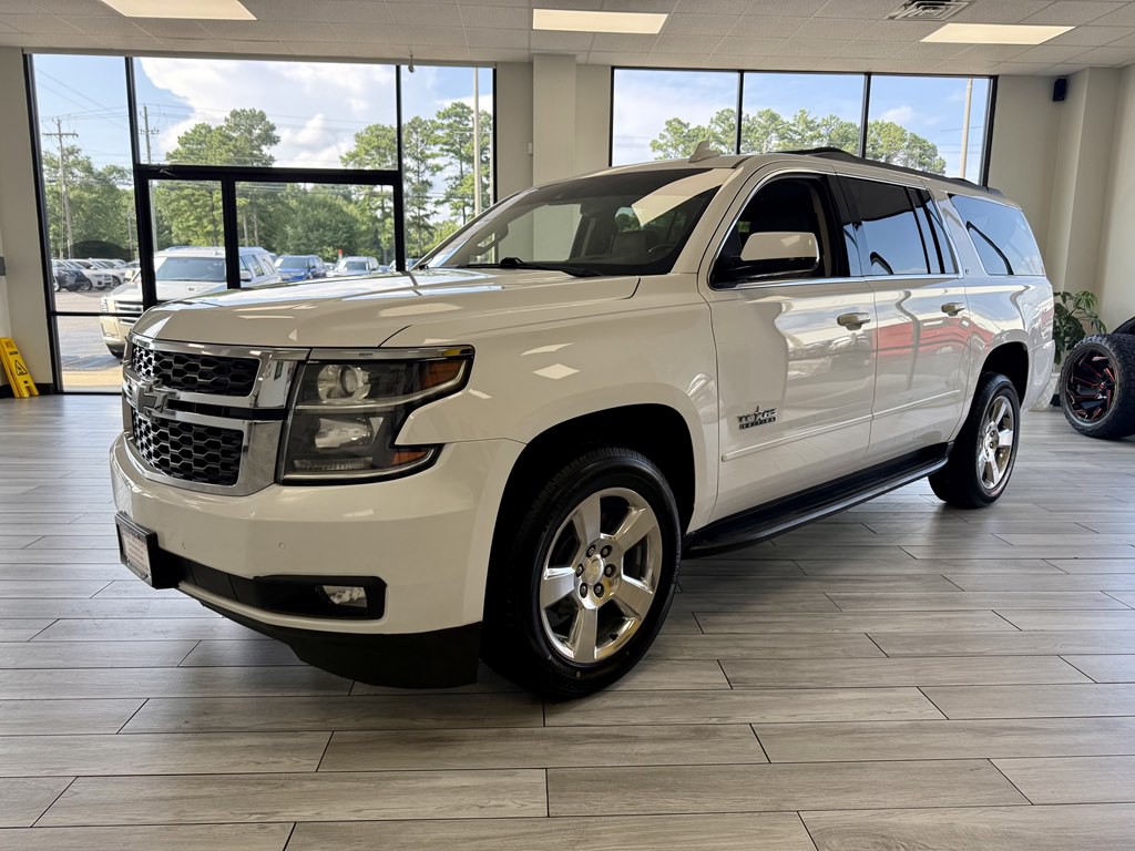 2017 Chevrolet Suburban Image 3