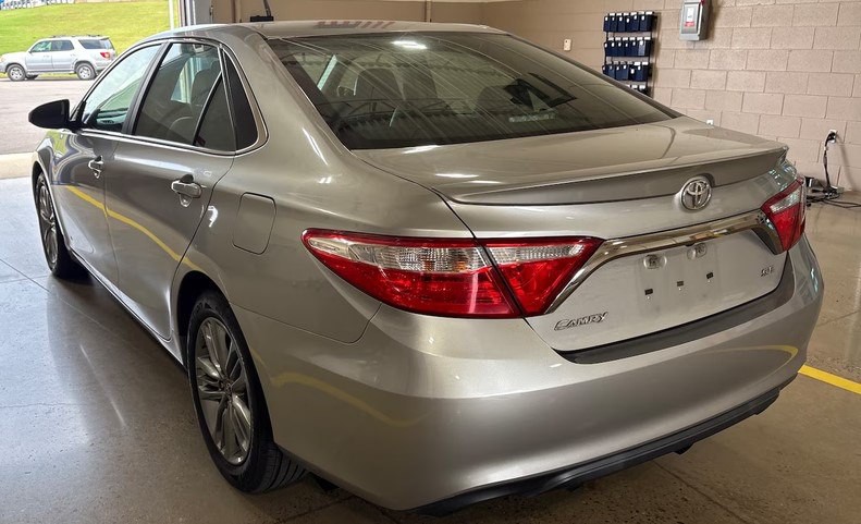 2015 Toyota Camry Image 2