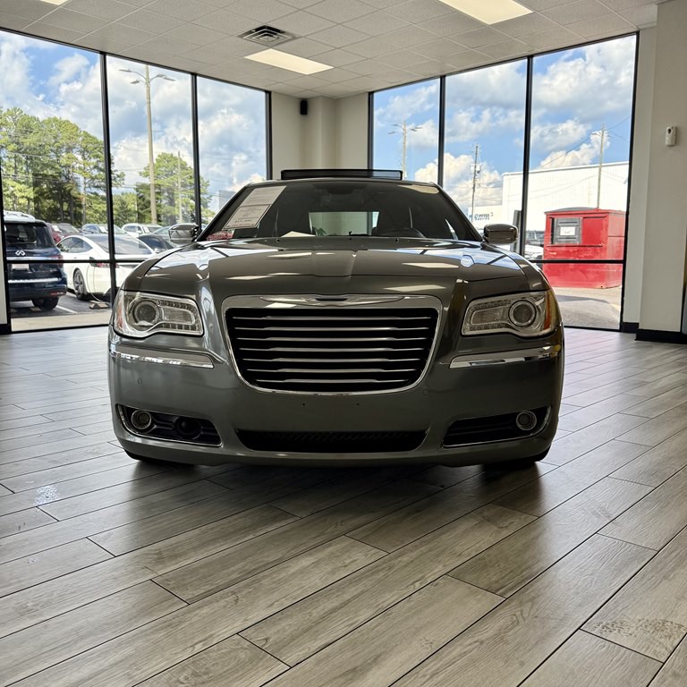 2011 Chrysler 300 Image 2