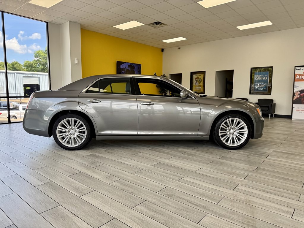 2011 Chrysler 300 Image 5