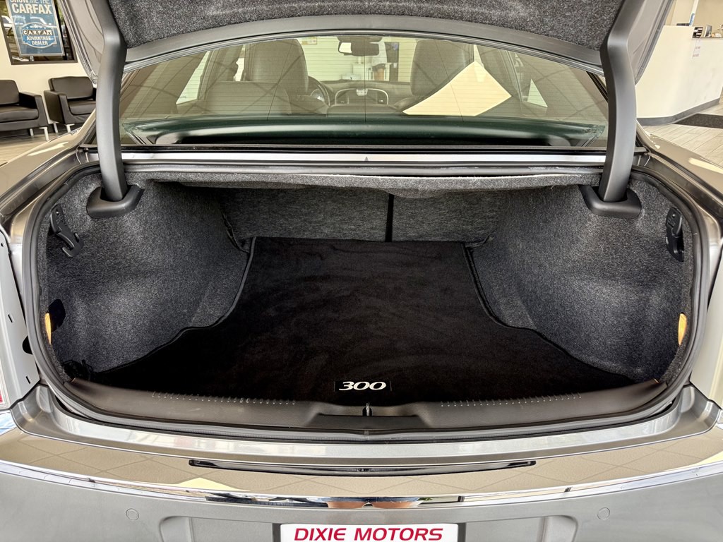 2011 Chrysler 300 Image 9