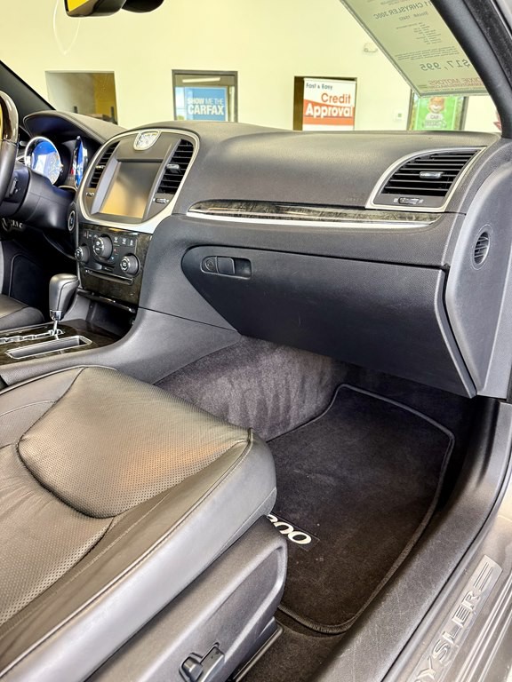 2011 Chrysler 300 Image 12