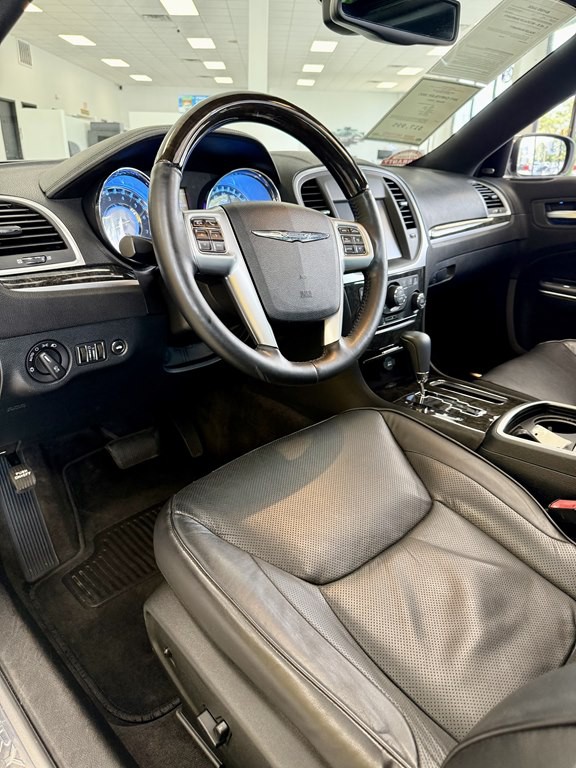 2011 Chrysler 300 Image 13