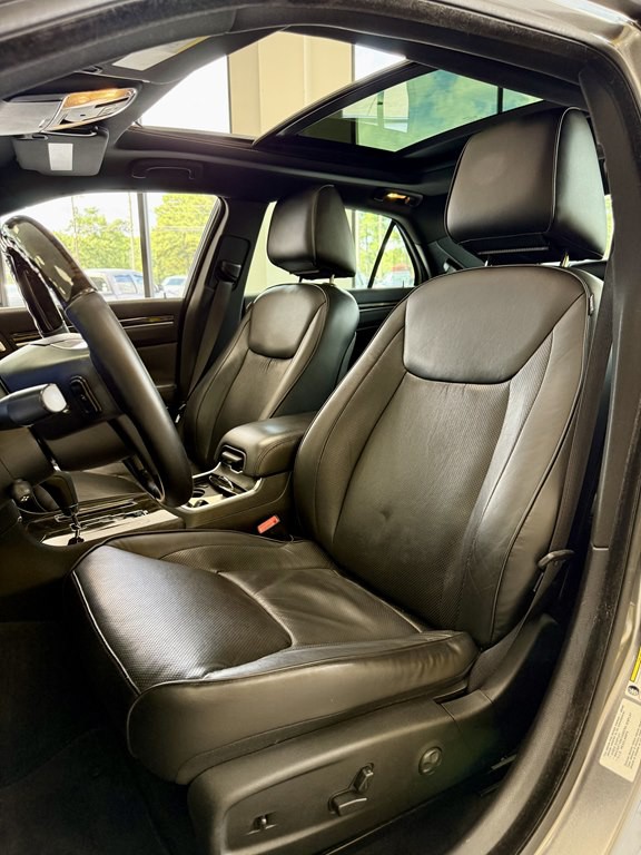 2011 Chrysler 300 Image 14
