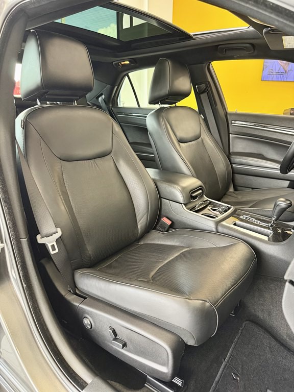 2011 Chrysler 300 Image 16
