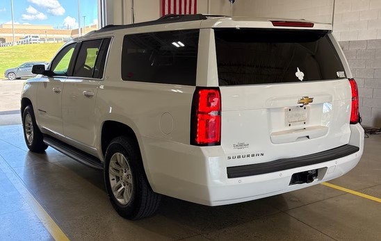 2016 Chevrolet Suburban Image 2