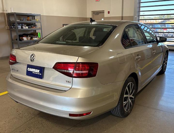 2016 Volkswagen Jetta Image 2