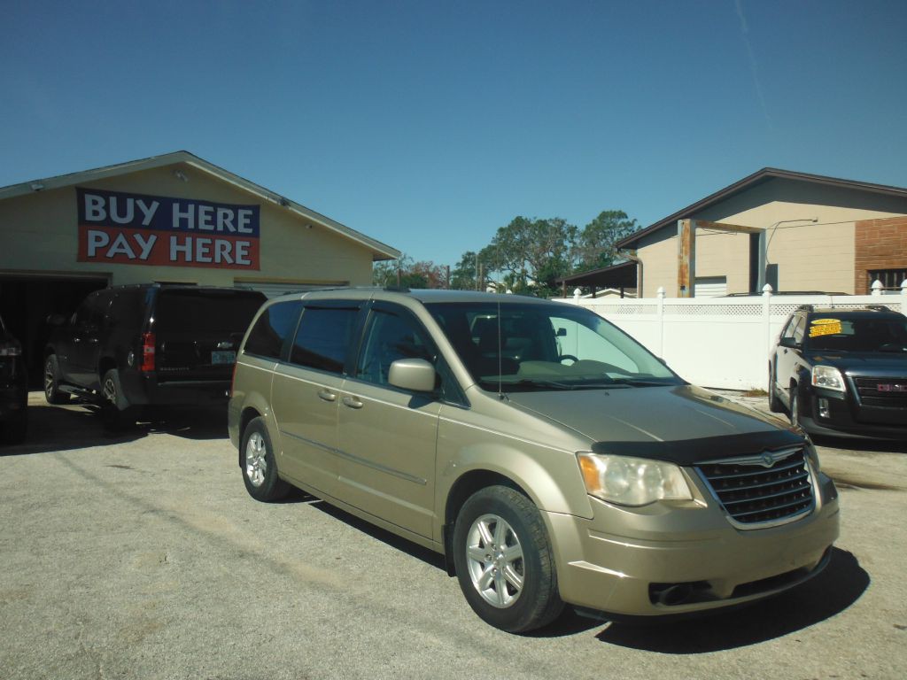 2009 Chrysler Town & Country Image 1