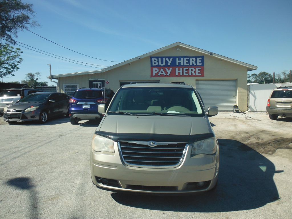 2009 Chrysler Town & Country Image 2