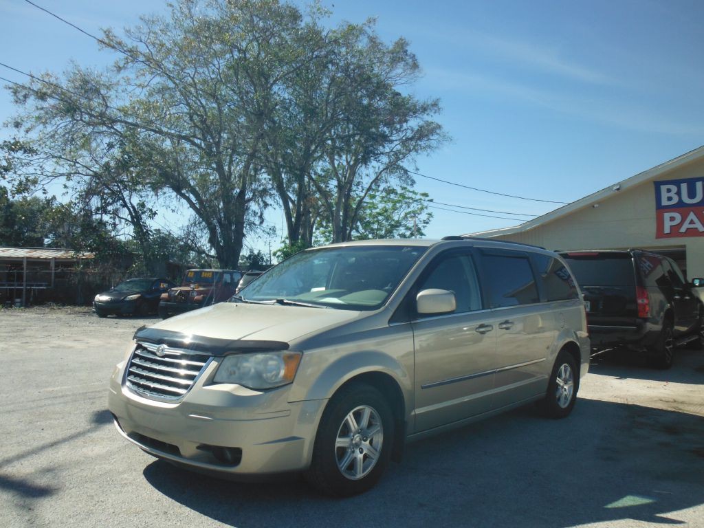 2009 Chrysler Town & Country Image 3