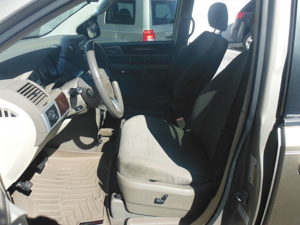 2009 Chrysler Town & Country Image 4