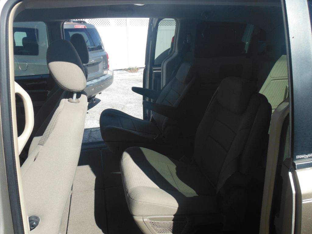 2009 Chrysler Town & Country Image 5