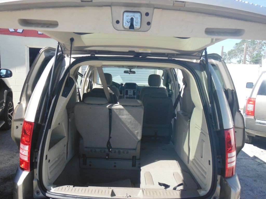 2009 Chrysler Town & Country Image 6