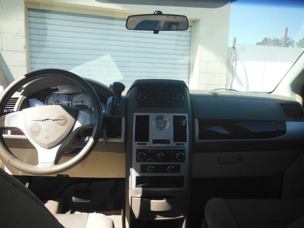 2009 Chrysler Town & Country Image 7