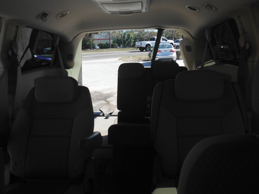 2009 Chrysler Town & Country Image 11