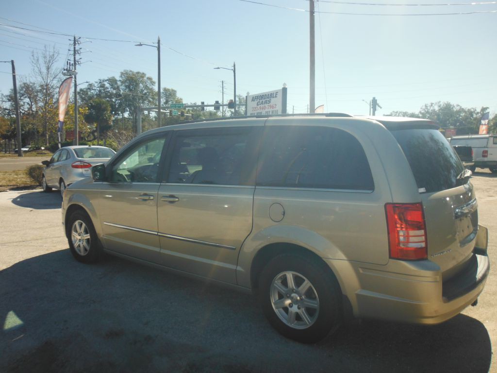 2009 Chrysler Town & Country Image 14
