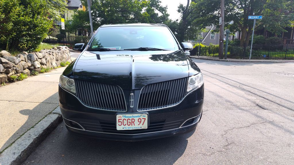 2017 Lincoln MKT Image 2