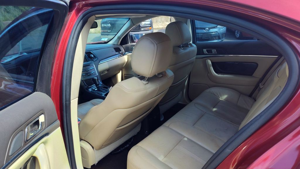2015 Lincoln MKS Image 9